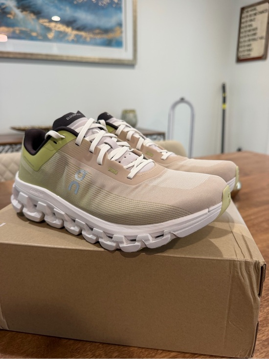 On Running Shoes - On Running Cloud flow 4 Sneakers in Cream and Light Green Size 9.5W/8M BNIB